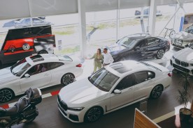 Vista superior hombre adulto cliente comprador hombre cliente vestir camisa consultando con vendedor mujer elegir auto desea comprar nuevo automóvil en sala de exposición de coches salón de concesionario tienda exposición de automóviles. Concepto de ventas